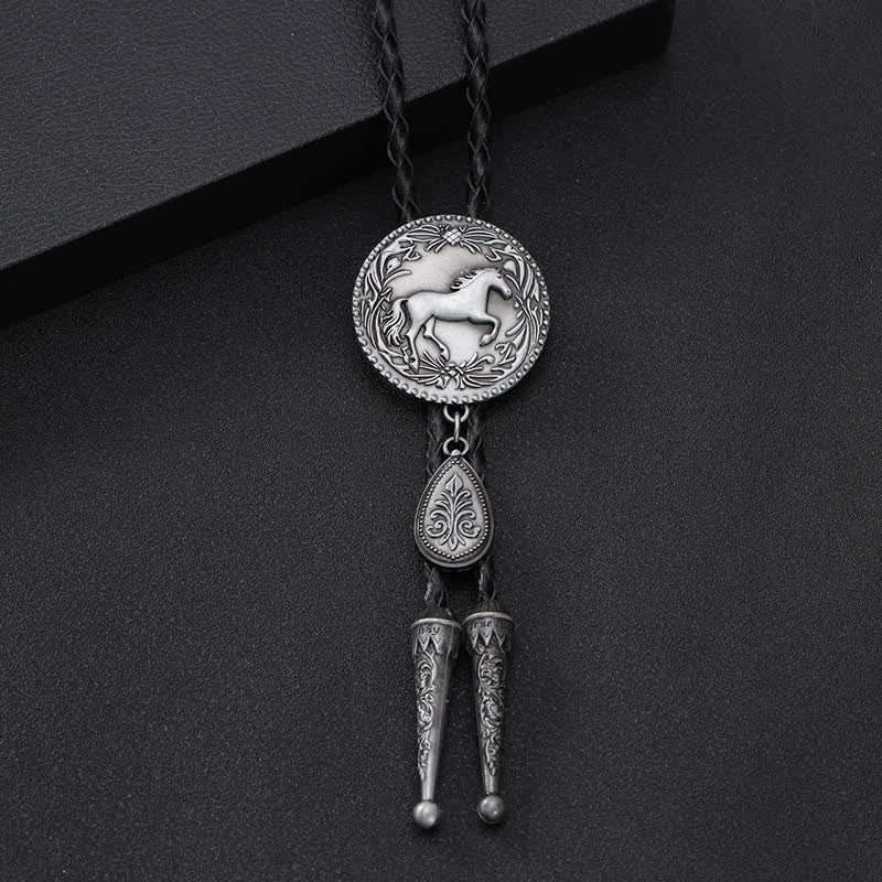Cravate bolo sculptée détaillée West Horse avec petit pendentif