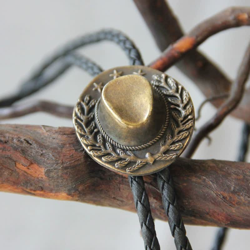 Pendentif en bronze avec breloque chapeau de cowboy et cravate bolo