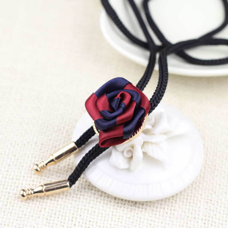 Cravate Bolo élégante à pendentif rose bordeaux et bleu marine
