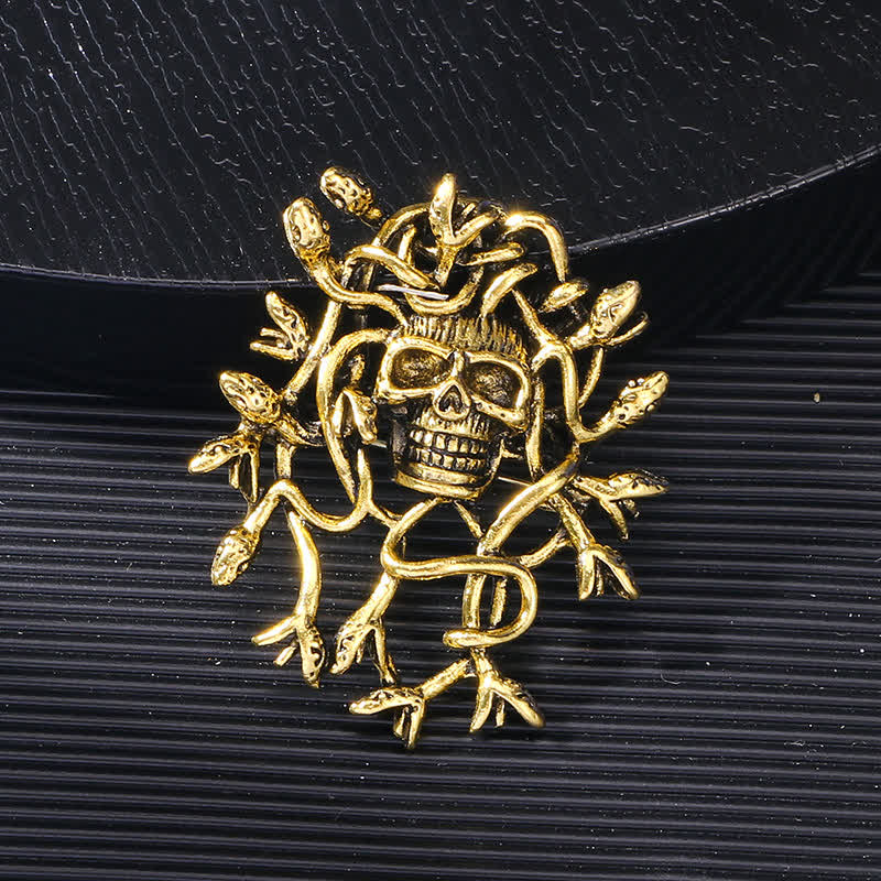 Broche tête de mort exagérée enveloppée de serpent
