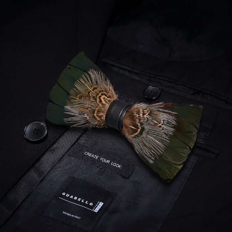 Nœud papillon en plumes vertes de la forêt primordiale avec épingle à revers