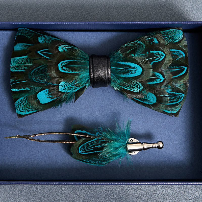 Nœud papillon en plumes de paon bleu sarcelle et noir avec épingle à revers