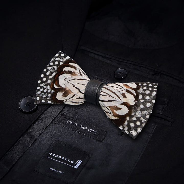 Nœud papillon en plumes de hibou noir et blanc avec épingle à revers