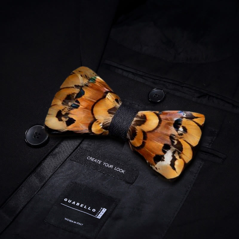 Nœud papillon en plumes de faisan beige et doré avec épingle à revers - image 1