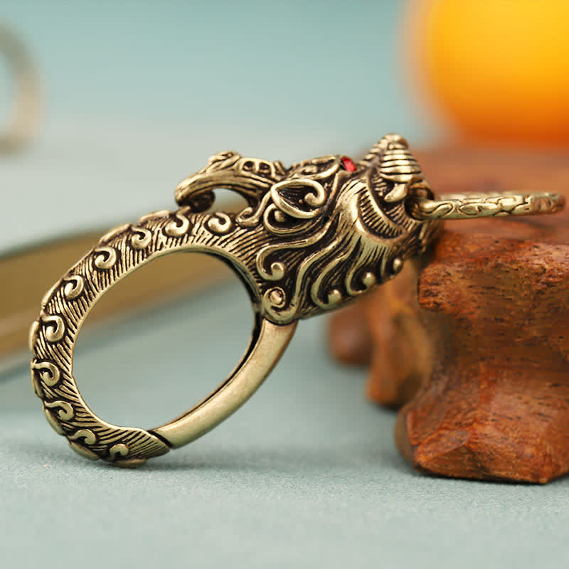 Porte-clés tête de loup aux yeux rouges en laiton massif - image 1