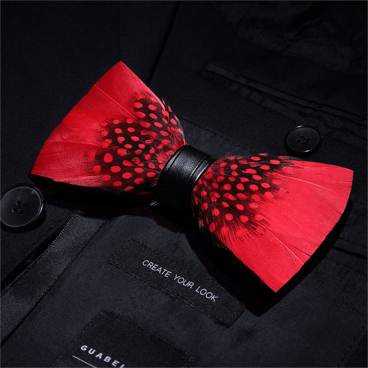 Nœud papillon en plumes de pinson rouge et noir avec épingle à revers