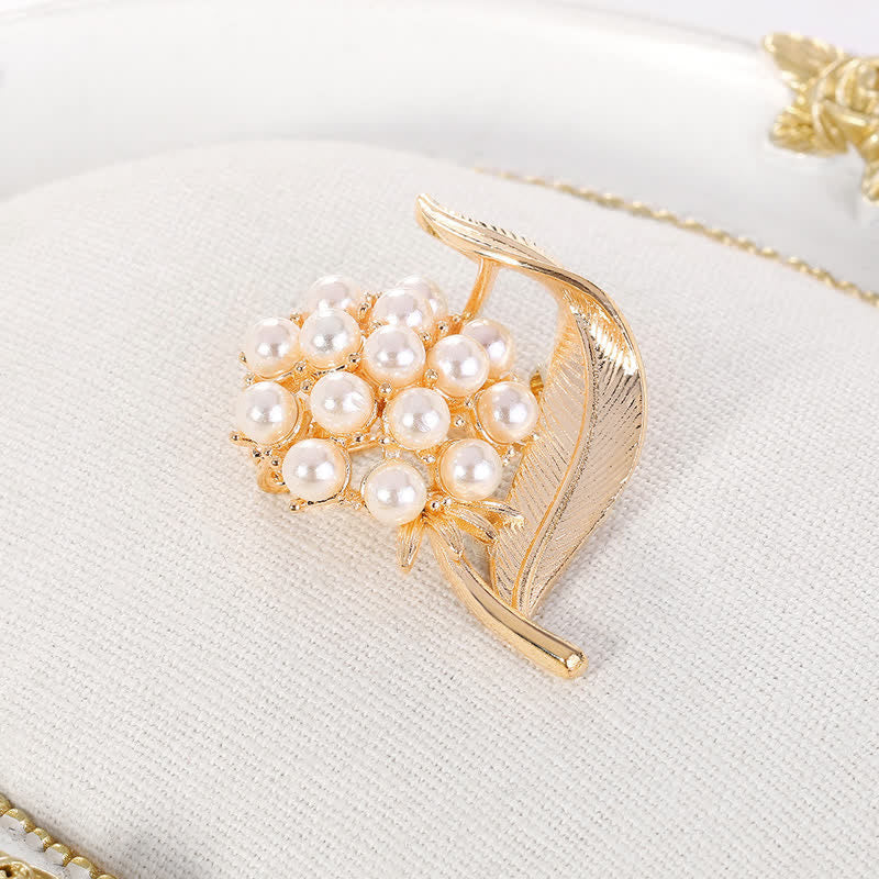Broche en perles et fleurs fraîches pour femme