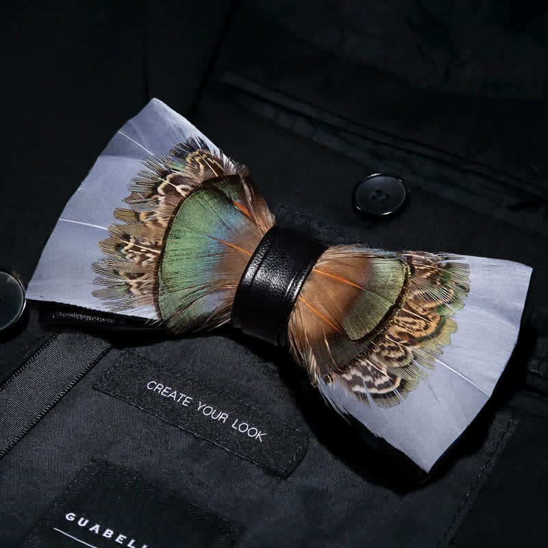 Nœud papillon en plumes gris et vert avec épingle à revers