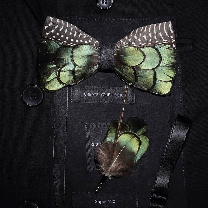 Nœud papillon en plumes d'oie de paon vert et marron avec épingle à revers