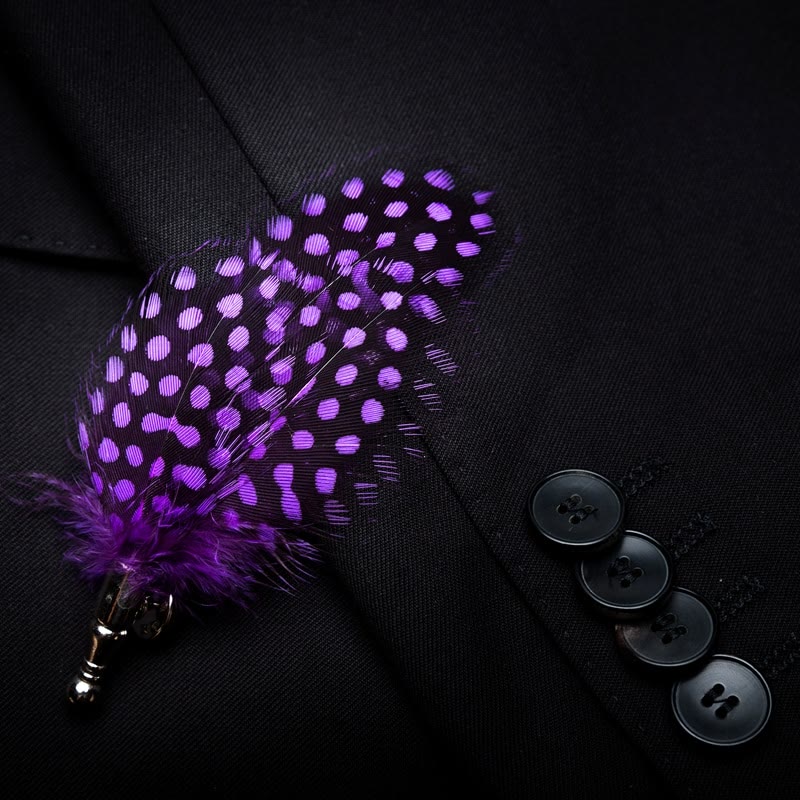 Nœud papillon à pois blancs et plumes violet foncé pour enfant avec épingle à revers