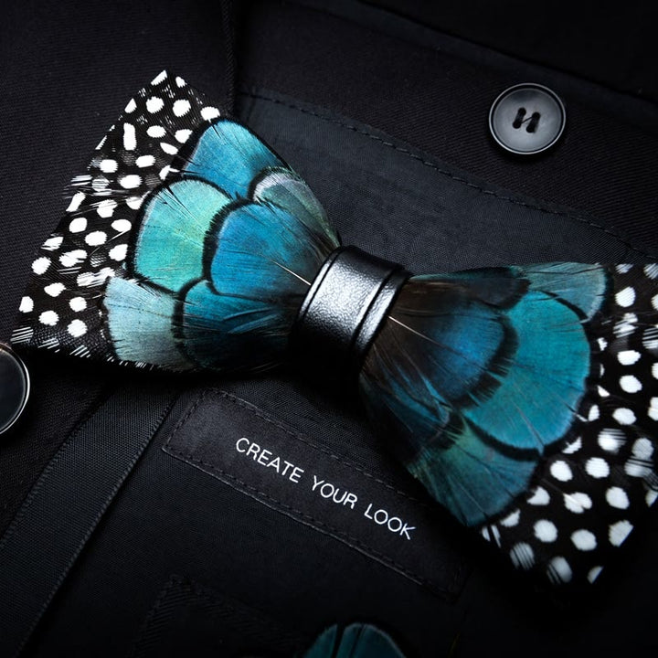 Nœud papillon turquoise et plumes noires avec épingle à revers