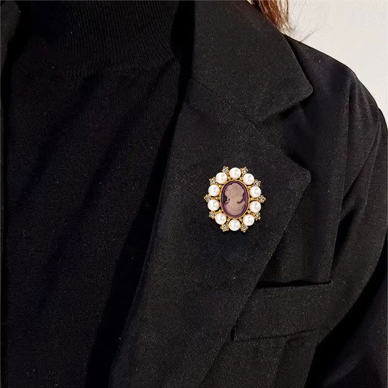 Broche en perles représentant la beauté du palais des femmes