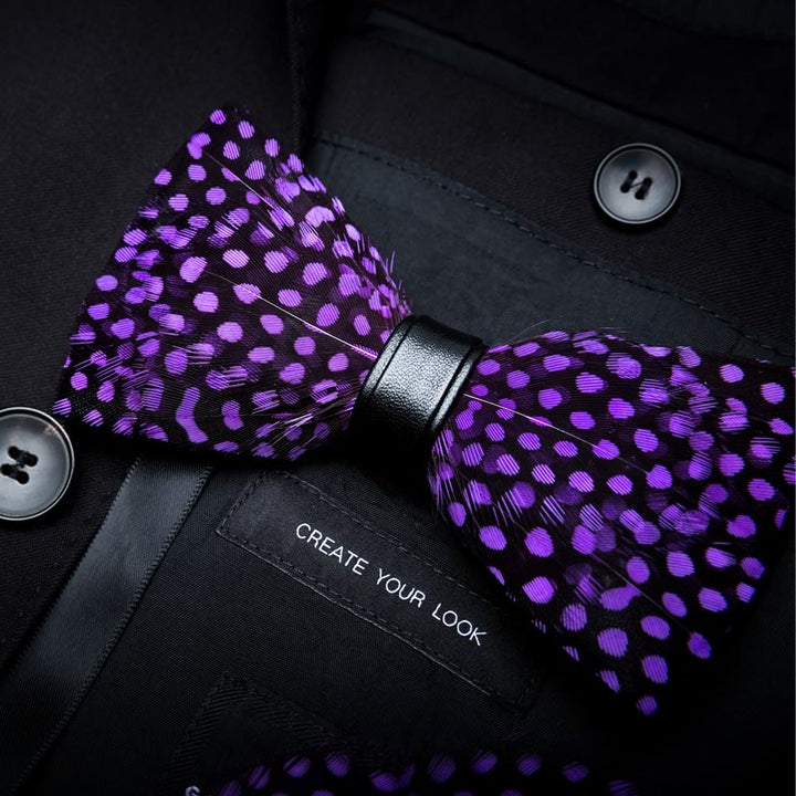 Nœud papillon à pois blancs et plumes violet foncé pour enfant avec épingle à revers