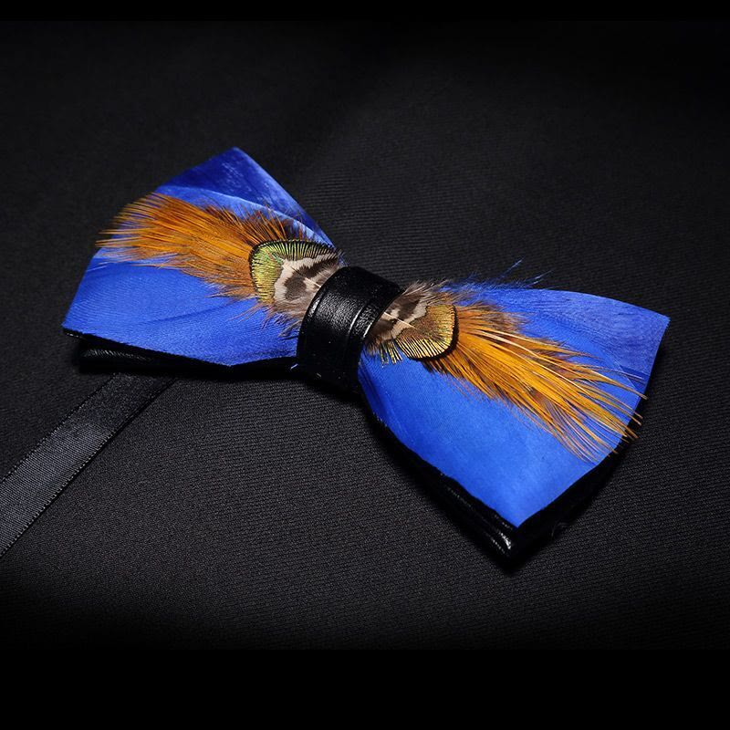 Nœud papillon en plumes dorées et bleues avec épingle à revers