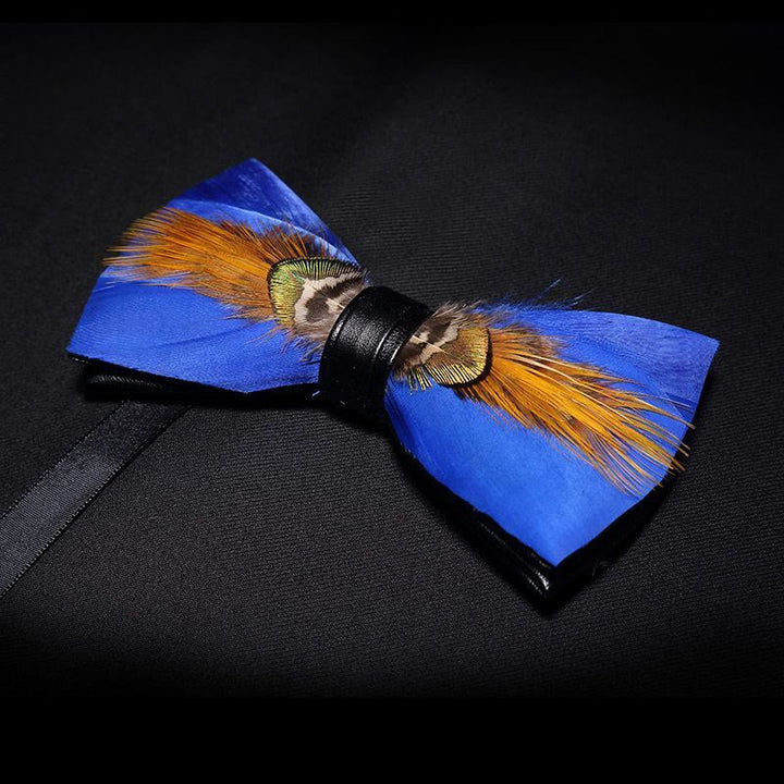 Nœud papillon en plumes dorées et bleues avec épingle à revers