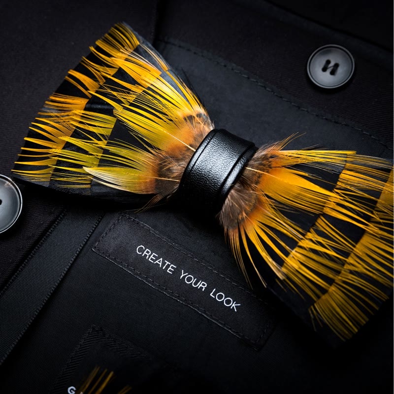 Nœud papillon en plumes de nuit jaune et noir avec épingle à revers