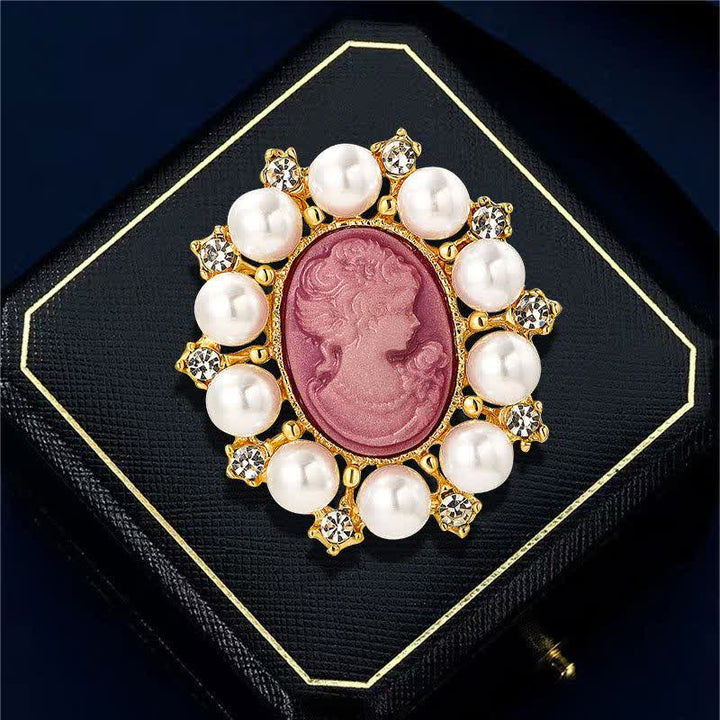 Broche en perles représentant la beauté du palais des femmes