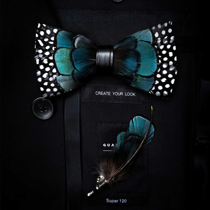 Nœud papillon turquoise et plumes noires avec épingle à revers