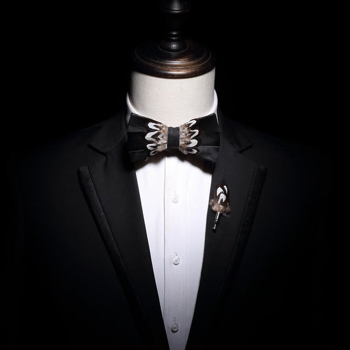 Nœud papillon à plumes noir et blanc avec épingle à revers