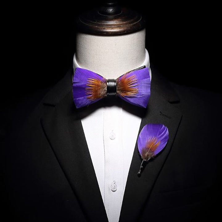 Nœud papillon à plumes orné de violet et d'orange avec épingle à revers