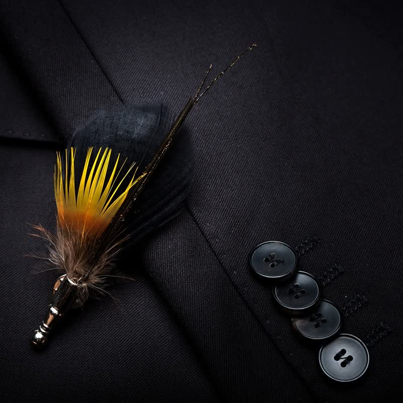 Nœud papillon en plumes de nuit jaune et noir avec épingle à revers