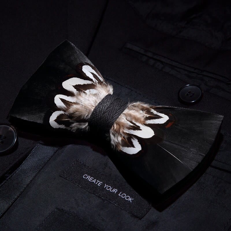 Nœud papillon à plumes noir et blanc avec épingle à revers