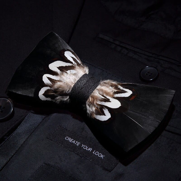 Nœud papillon à plumes noir et blanc avec épingle à revers