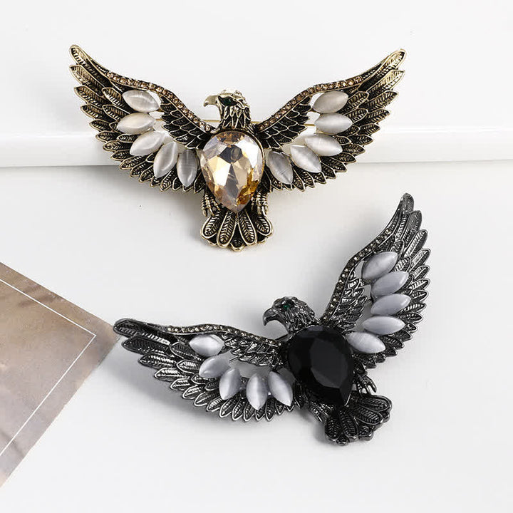 Broche en pierre précieuse pour homme avec faucon volant