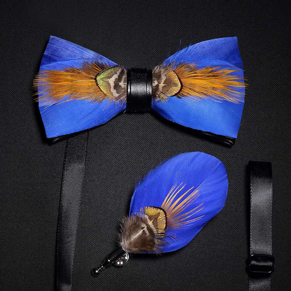 Nœud papillon en plumes dorées et bleues avec épingle à revers