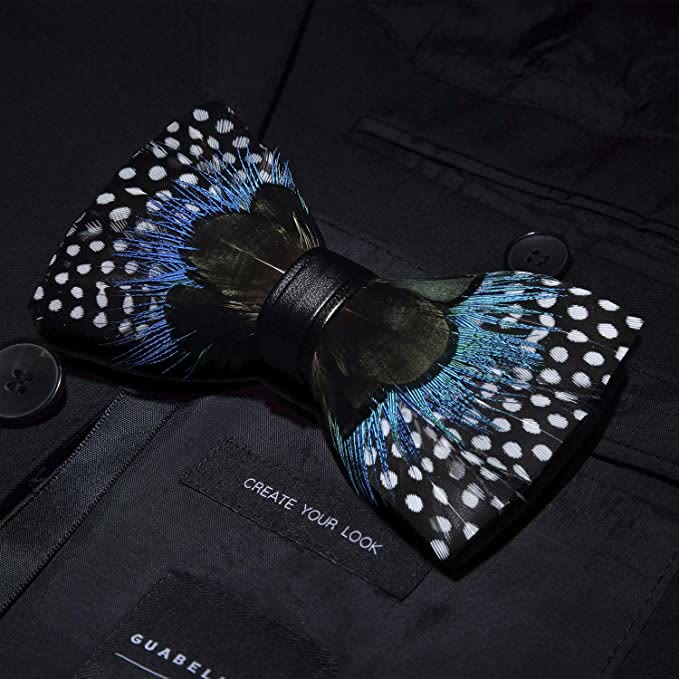 Nœud papillon à pois verts et bleus avec plumes et épingle à revers