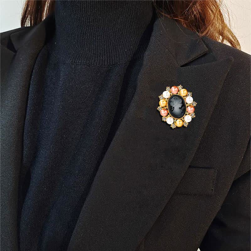 Broche en perles représentant la beauté du palais des femmes