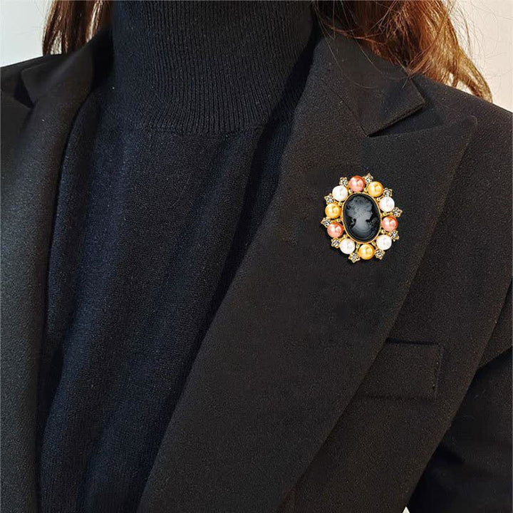 Broche en perles représentant la beauté du palais des femmes