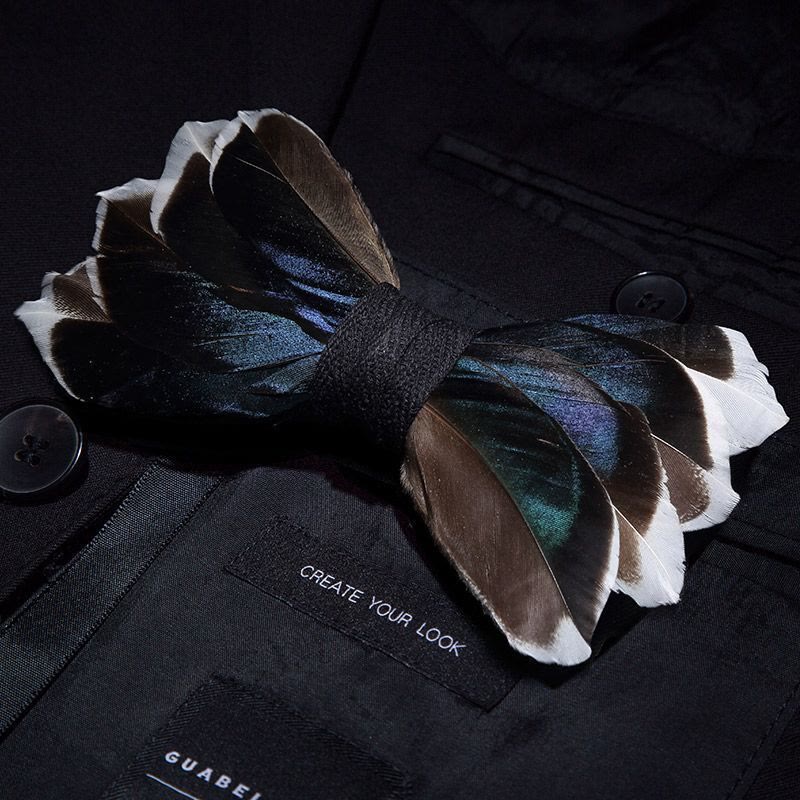 Nœud papillon gracieux en plumes bleu foncé et marron pour enfant avec épingle à revers