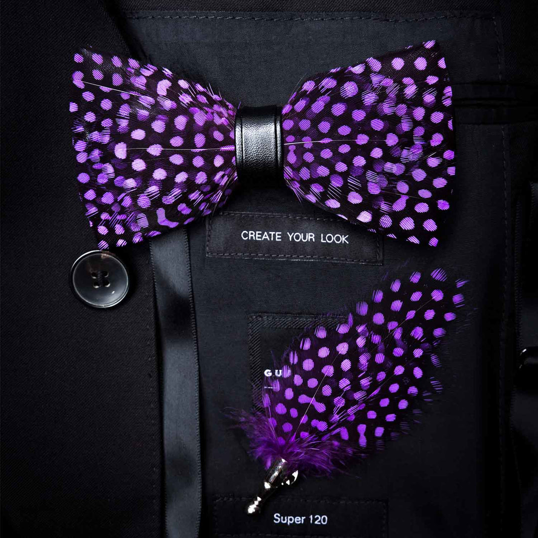 Nœud papillon à pois blancs et plumes violet foncé pour enfant avec épingle à revers