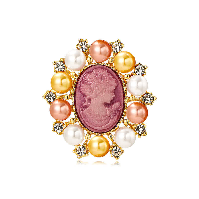 Broche en perles représentant la beauté du palais des femmes