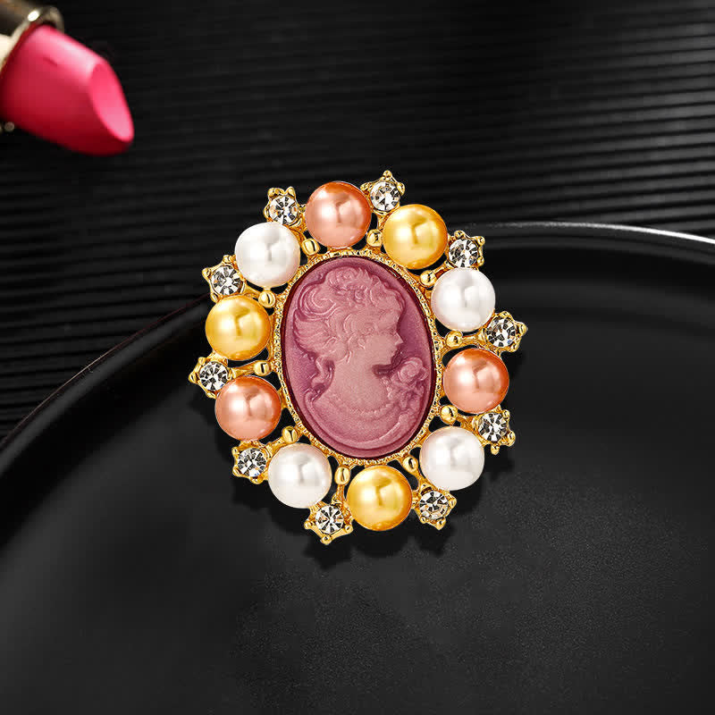 Broche en perles représentant la beauté du palais des femmes