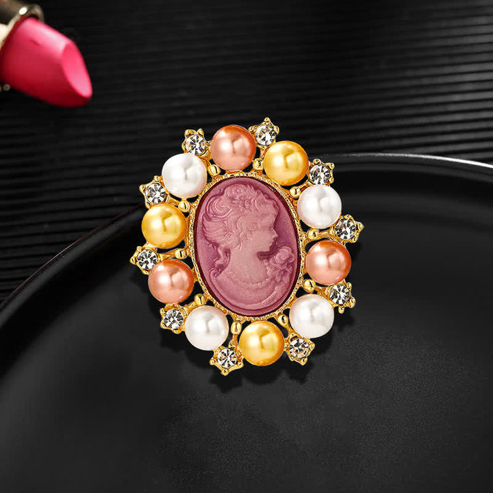 Broche en perles représentant la beauté du palais des femmes