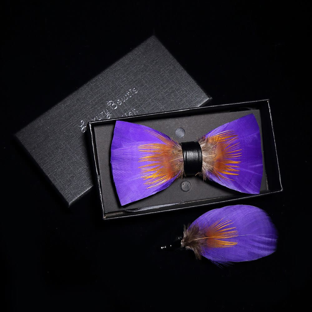 Nœud papillon à plumes orné de violet et d'orange avec épingle à revers