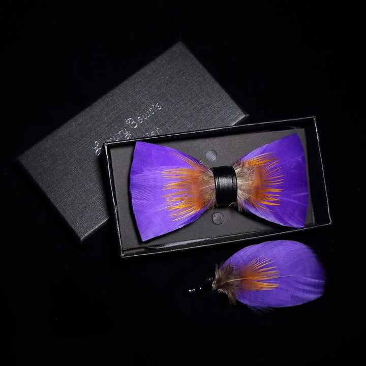 Nœud papillon à plumes orné de violet et d'orange avec épingle à revers