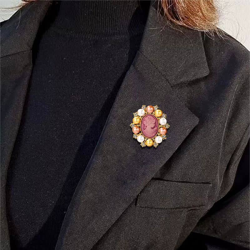 Broche en perles représentant la beauté du palais des femmes