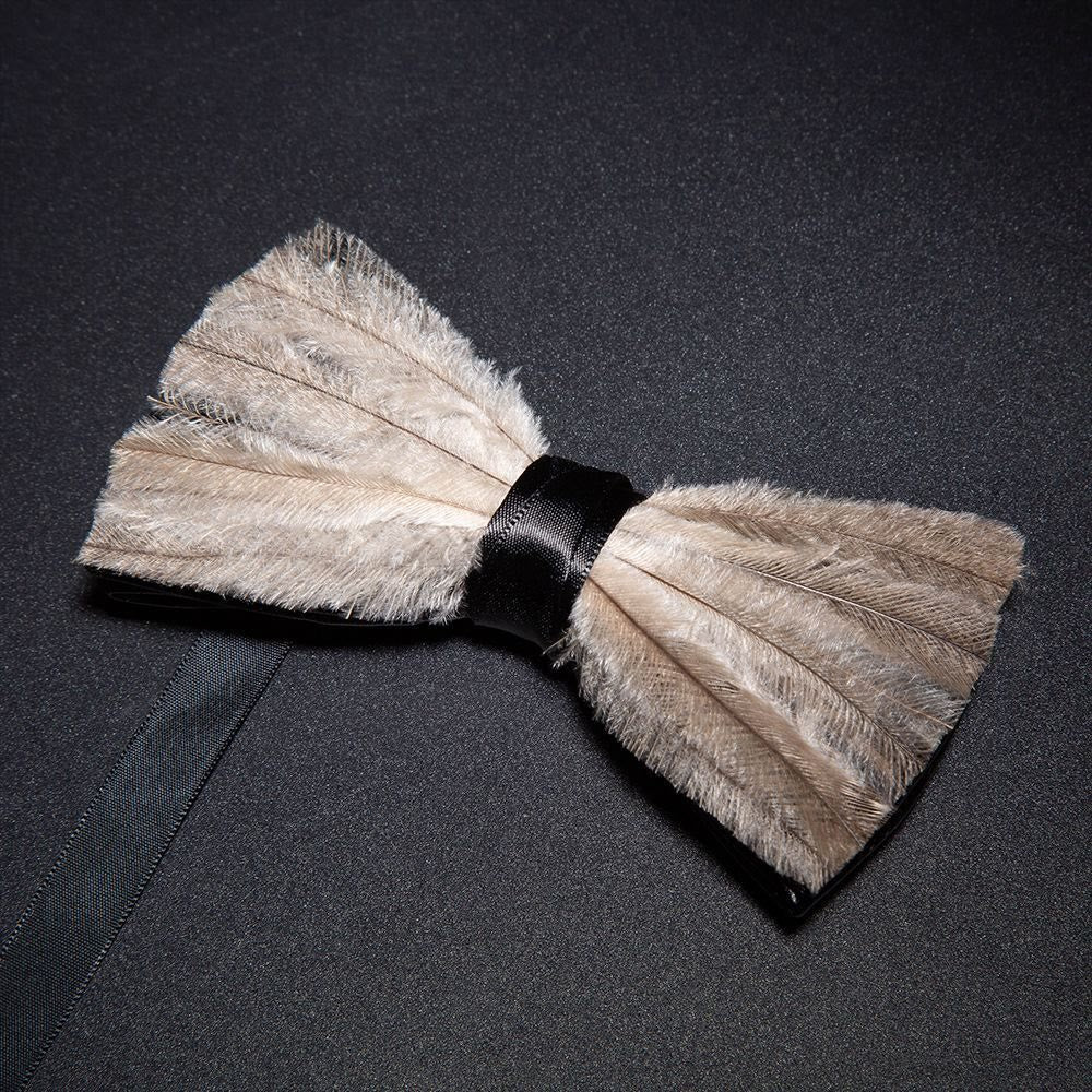Nœud papillon marron et gris avec plumes de la paix et épingle à revers