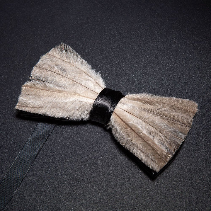Nœud papillon marron et gris avec plumes de la paix et épingle à revers