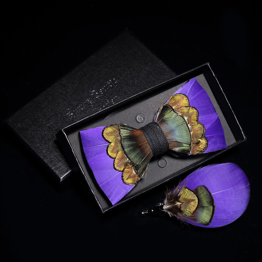 Nœud papillon en plumes royales violettes et vertes avec épingle à revers