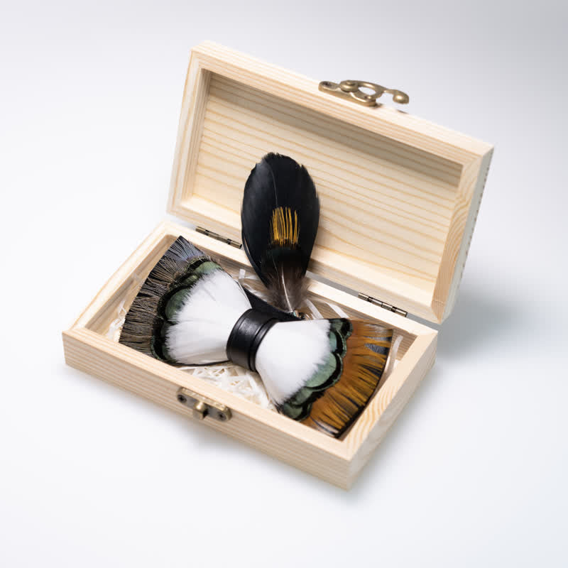 Nœud papillon en plumes de pinson blanches et multicolores avec épingle à revers