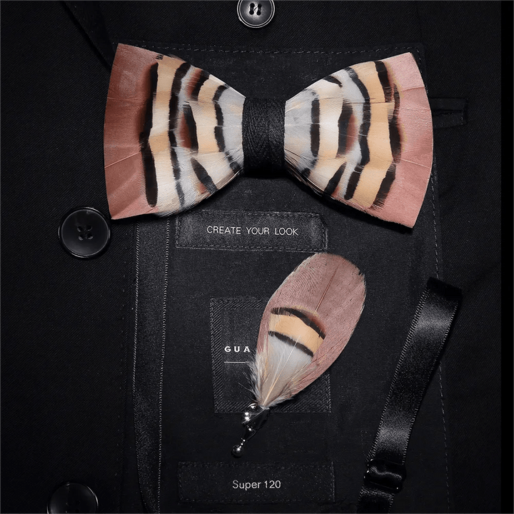 Nœud papillon en plumes de chinchilla marron et corail clair pour enfant avec épingle à revers