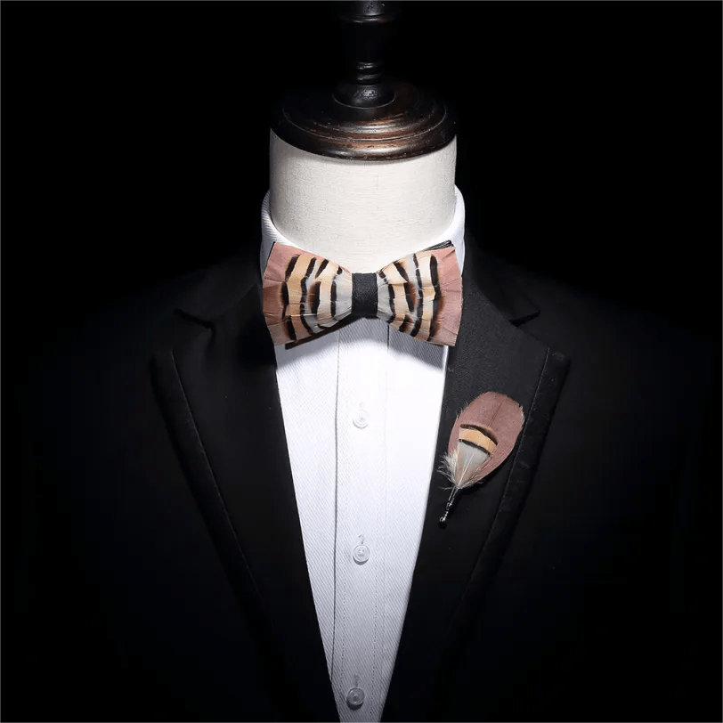 Nœud papillon en plumes de chinchilla marron et corail clair pour enfant avec épingle à revers