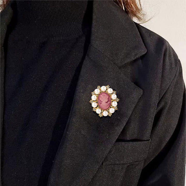 Broche en perles représentant la beauté du palais des femmes