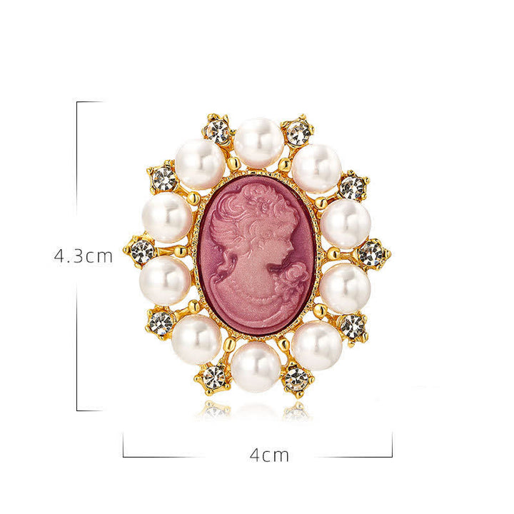 Broche en perles représentant la beauté du palais des femmes