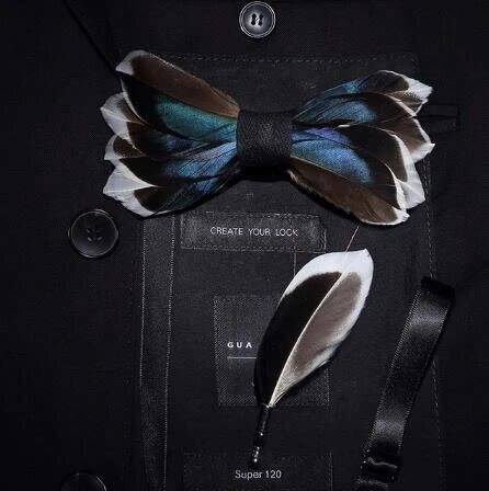 Nœud papillon gracieux en plumes bleu foncé et marron pour enfant avec épingle à revers