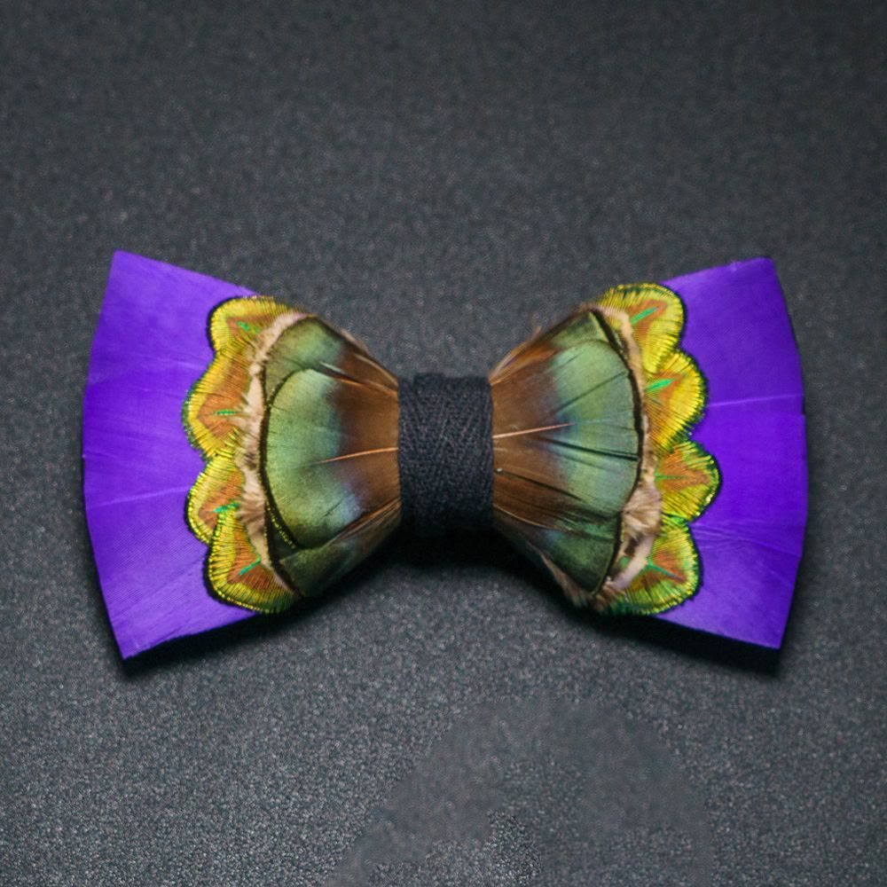 Nœud papillon en plumes royales violettes et vertes avec épingle à revers